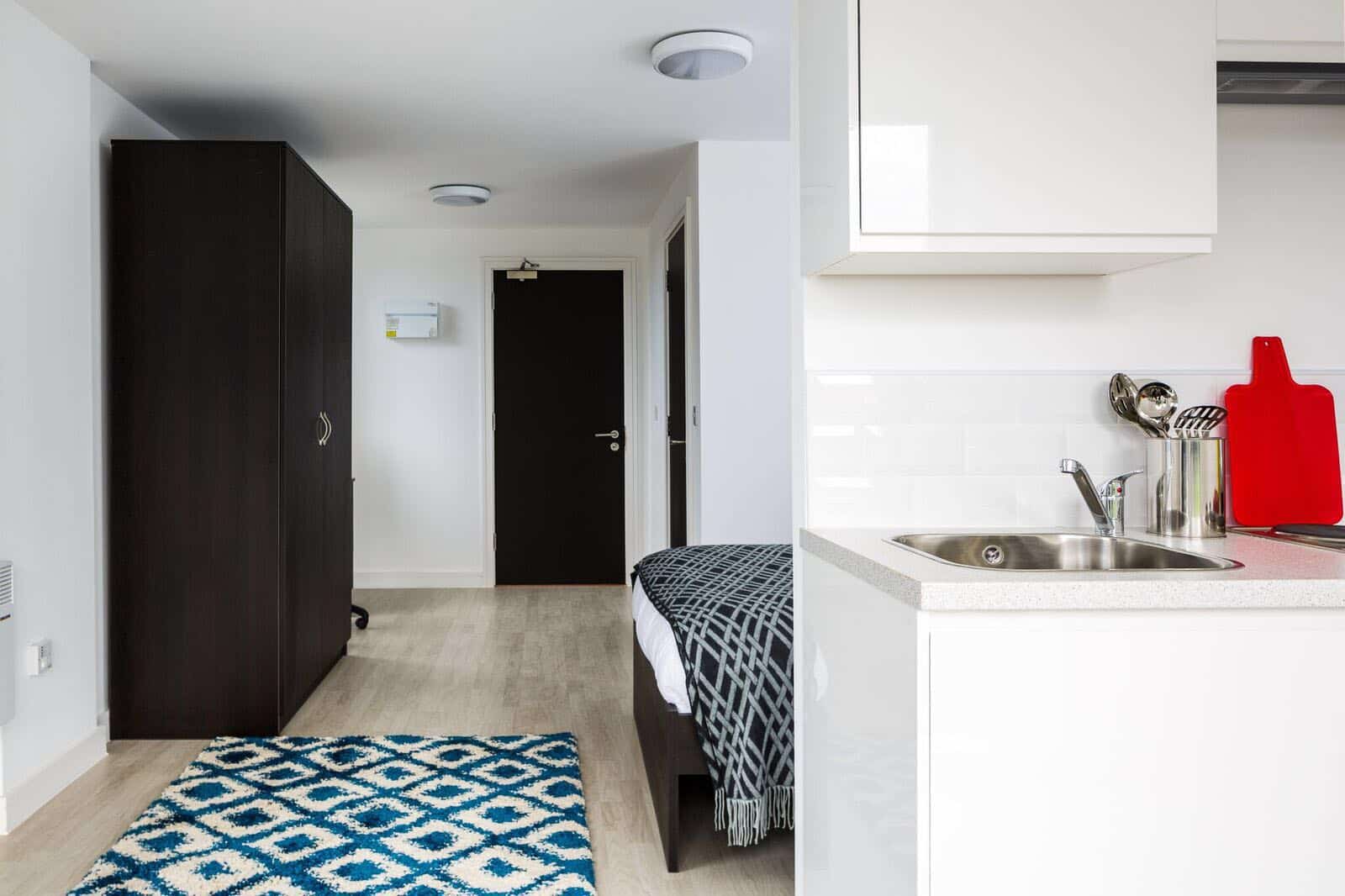 SHOW FLAT 4