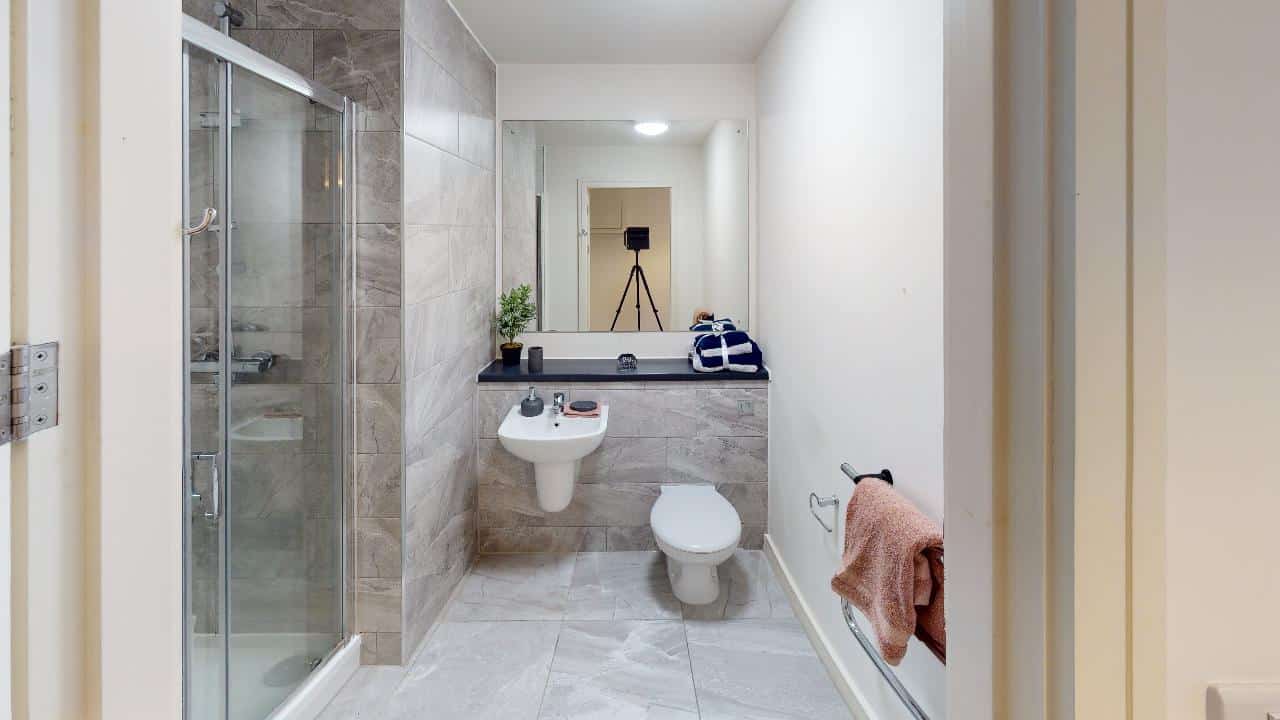 wolstenholme-Sq-Block-c-one-bed-Bathroom